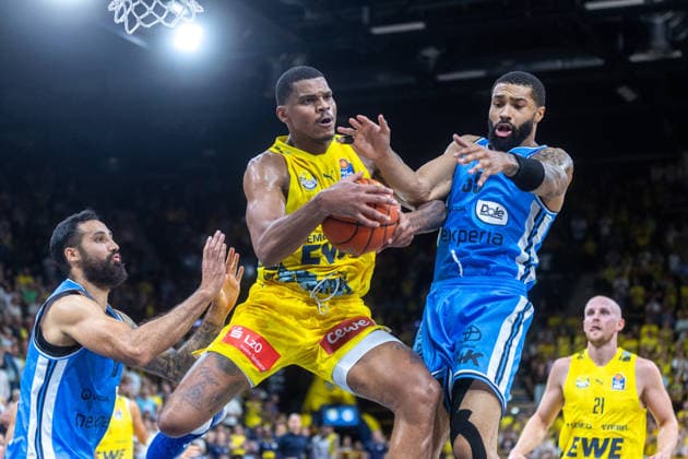 Oldenburg, Niedersachsen, DEU, 27.09.2026, Demajeo Wiggins (Mitte, EWE Baskets Oldenburg), David Muenkat (rechts, Veolia Towers Hamburg) und Martin Breunig (links, Veolia Towers Hamburg). EWE Baskets Oldenburg vs. Veolia Towers Hamburg. Basketball. 1. Basketball-Bundesliga Saison 2026 2027, 3. Spieltag, Grosse EWE Arena. EWE Baskets Oldenburg vs. Veolia Towers Hamburg