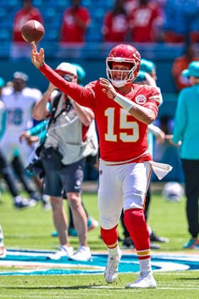 MIAMI GARDENS, FL - SEPTEMBER 27: Kansas City Chiefs quarterback Patrick Mahomes (15) is seen warming up ahead of a NFL, American Football Herren, USA game between the Kansas City Chiefs and the Miami Dolphins, on Sunday September 27, 2026, at Hard Rock Stadium in Miami Gardens, FL.(Photo by Chris Arjoon Icon Sportswire). NFL: SEP 27 Chiefs at Dolphins EDITORIAL USE ONLY Icon2609270000002
