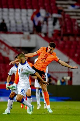 BELGRADO - ServiÃ« forward Dejan JoveljiÄ‡ and Nederland forward Ruben van Bommel during the UEFA Nations League match between Servie and Nederland at Rajko Mitic Stadion on 27 September 2026 in Belgrado, Servie. (Photo by DeFodi Images) -