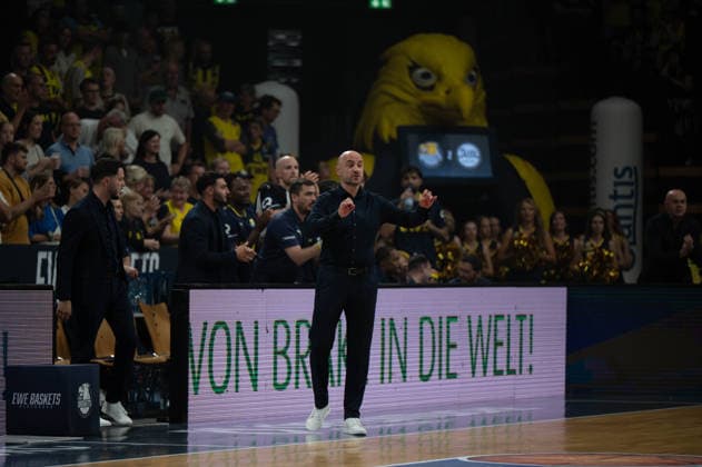 27.09.2026, GER, Basketball, Bundesliga 3.Spieltag, Saison 2026 2027, Oldenburg, EWE Arena, EWE Baskets Oldenburg vs Veolia Towers Hamburg Milenko BOGICEVIC ( EWE Baskets Oldenburg Headcoach Head-Coach ) Oldenburg EWE Arena Niedersachsen Deutschland Copyright: xnordphotoxGmbHx xRojahnx