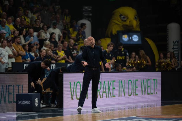 27.09.2026, GER, Basketball, Bundesliga 3.Spieltag, Saison 2026 2027, Oldenburg, EWE Arena, EWE Baskets Oldenburg vs Veolia Towers Hamburg Milenko BOGICEVIC ( EWE Baskets Oldenburg Headcoach Head-Coach ) an der Seitenlinie Oldenburg EWE Arena Niedersachsen Deutschland Copyright: xnordphotoxGmbHx xRojahnx