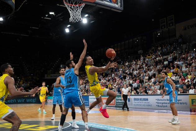 27.09.2026, GER, Basketball, Bundesliga 3.Spieltag, Saison 2026 2027, Oldenburg, EWE Arena, EWE Baskets Oldenburg vs Veolia Towers Hamburg Nicholas TISCHLER ( EWE Baskets Oldenburg 11 ) Martin BREUNING ( Veolia Towers Hamburg 13 ) Oldenburg EWE Arena Niedersachsen Deutschland Copyright: xnordphotoxGmbHx xRojahnx