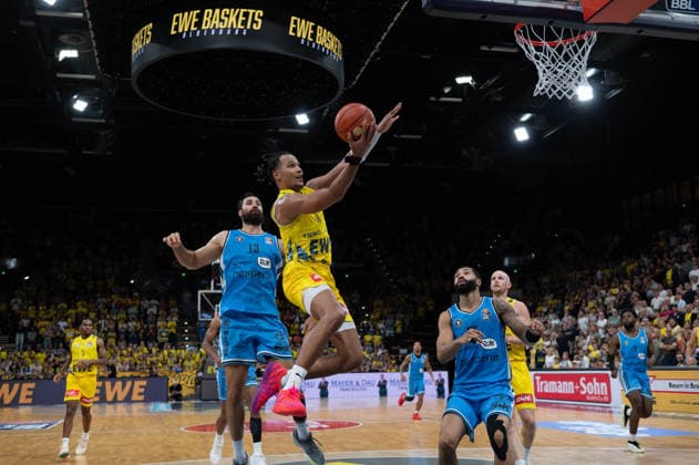 27.09.2026, GER, Basketball, Bundesliga 3.Spieltag, Saison 2026 2027, Oldenburg, EWE Arena, EWE Baskets Oldenburg vs Veolia Towers Hamburg Nicholas TISCHLER ( EWE Baskets Oldenburg 11 ) Martin BREUNING ( Veolia Towers Hamburg 13 ) David MUENKAT ( Veolia Towers Hamburg 55 ) Oldenburg EWE Arena Niedersachsen Deutschland Copyright: xnordphotoxGmbHx xRojahnx