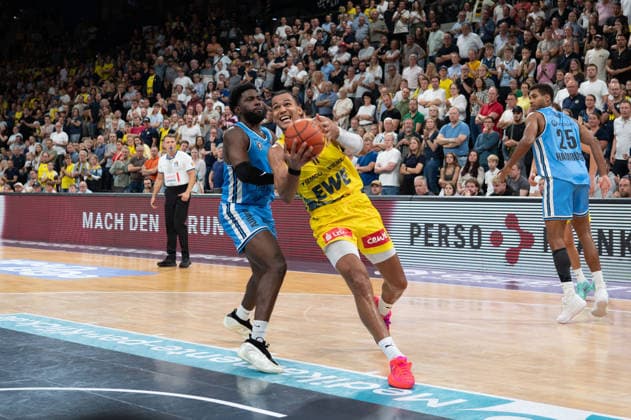 27.09.2026, GER, Basketball, Bundesliga 3.Spieltag, Saison 2026 2027, Oldenburg, EWE Arena, EWE Baskets Oldenburg vs Veolia Towers Hamburg Nicholas TISCHLER ( EWE Baskets Oldenburg 11 ) Noah THOMASSON ( Veolia Towers Hamburg 2 ) Oldenburg EWE Arena Niedersachsen Deutschland Copyright: xnordphotoxGmbHx xRojahnx