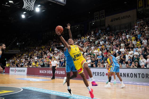 27.09.2026, GER, Basketball, Bundesliga 3.Spieltag, Saison 2026 2027, Oldenburg, EWE Arena, EWE Baskets Oldenburg vs Veolia Towers Hamburg Nicholas TISCHLER ( EWE Baskets Oldenburg 11 ) Noah THOMASSON ( Veolia Towers Hamburg 2 ) Oldenburg EWE Arena Niedersachsen Deutschland Copyright: xnordphotoxGmbHx xRojahnx
