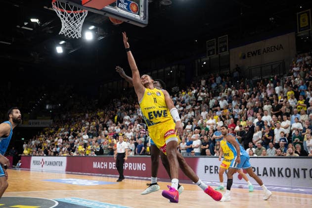 27.09.2026, GER, Basketball, Bundesliga 3.Spieltag, Saison 2026 2027, Oldenburg, EWE Arena, EWE Baskets Oldenburg vs Veolia Towers Hamburg Nicholas TISCHLER ( EWE Baskets Oldenburg 11 ) Noah THOMASSON ( Veolia Towers Hamburg 2 ) Oldenburg EWE Arena Niedersachsen Deutschland Copyright: xnordphotoxGmbHx xRojahnx
