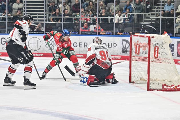 Penny DEL; Augsburger Panther - Kölner Haie, 27.09.2026 AUGSBURG, GERMANY; 27. SEPTEMBER: Sean MALONE (Augsburger Panther 17) scheitert an Felix BRÜCKMANN (Kölner Haie 90) während dem Match der Penny DEL zwischen den Augsburger Panthern und den Kölner Haien am 4. Spieltag im Curt Frenzel Stadion Copyright: xBEAUTIFULxSPORTS Goldbergx