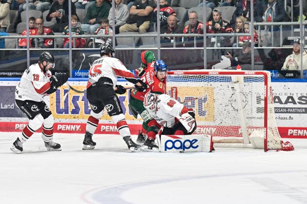 Penny DEL; Augsburger Panther - Kölner Haie, 27.09.2026 AUGSBURG, GERMANY; 27. SEPTEMBER: im Duell Louis-Marc AUBRY (Kölner Haie 15) und Trevor PARKES (Augsburger Panther 84) vor Felix BRÜCKMANN (Kölner Haie 90) während dem Match der Penny DEL zwischen den Augsburger Panthern und den Kölner Haien am 4. Spieltag im Curt Frenzel Stadion Copyright: xBEAUTIFULxSPORTS Goldbergx