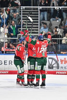 Penny DEL; Augsburger Panther - Kölner Haie, 27.09.2026 AUGSBURG, GERMANY; 27. SEPTEMBER: Jubel der Panther nach dem Treffer zum 3-3 durch Jimmy LAMBERT (Augsburger Panther 23) während dem Match der Penny DEL zwischen den Augsburger Panthern und den Kölner Haien am 4. Spieltag im Curt Frenzel Stadion Copyright: xBEAUTIFULxSPORTS Goldbergx