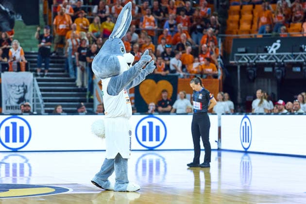 Auch Hasi traegt Weiss, Maskottchen GER, Ratiopharm Ulm vs. Wuerzburg Baskets, Basketball, 1. Bundesliga, 3. Spieltag, Spielzeit 2026 2027, 27.09.2026 GER, Ratiopharm Ulm vs. Wuerzburg Baskets, Basketball, 1. Bundesliga, 3. Spieltag, Spielzeit 2026 2027, 27.09.2026 Neu-Ulm Copyright: xEibner-Pressefoto GeraldxOelze-dexStoppanyx EP_ODS