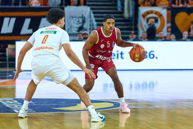 Adam Atamna (ratiopharm ulm, 00), Kenny Dye (Wuerzburg Baskets, 05) GER, Ratiopharm Ulm vs. Wuerzburg Baskets, Basketball, 1. Bundesliga, 3. Spieltag, Spielzeit 2026 2027, 27.09.2026 GER, Ratiopharm Ulm vs. Wuerzburg Baskets, Basketball, 1. Bundesliga, 3. Spieltag, Spielzeit 2026 2027, 27.09.2026 Neu-Ulm Copyright: xEibner-Pressefoto GeraldxOelze-dexStoppanyx EP_ODS