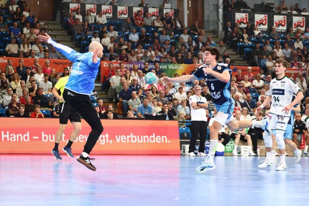 Handball Bundesliga HBL 2026 2027 - 27.09.2026 - Handball Club Hamburg HCH vs HSG Wetzlar . Elias Kofler ( HC Hamburg ) im Sprungwurf aufs Tor gegen Torwart Bart Ravensbergen ( Wetzlar )