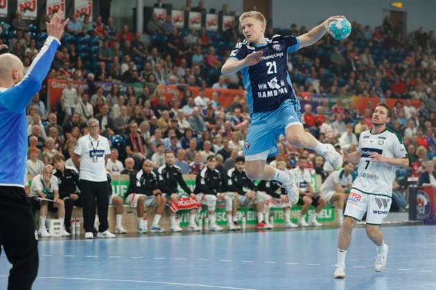 Handball 1. Opel Bundesliga 2026 2027 - Handball Club Hamburg (HCH) vs. HSG Wetzlar Frederik Bo Andersen (Hamburg) wirft aufs Tor, dahinter Dominik Mappes (Wetzlar) . Sporthalle Hamburg Hamburg Foto: Frank Schoof