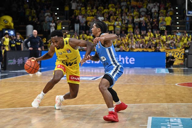 27.09.2026, GER, Basketball, Bundesliga 3.Spieltag, Saison 2026 2027, Oldenburg, EWE Arena, EWE Baskets Oldenburg vs Veolia Towers Hamburg Jeremy ROACH ( EWE Baskets Oldenburg 5 ) Zakai ZEIGLER ( Veolia Towers Hamburg 5 ) Oldenburg EWE Arena Niedersachsen Deutschland Copyright: xnordphotoxGmbHx xRojahnx