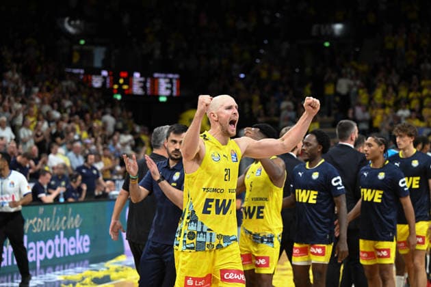 27.09.2026, GER, Basketball, Bundesliga 3.Spieltag, Saison 2026 2027, Oldenburg, EWE Arena, EWE Baskets Oldenburg vs Veolia Towers Hamburg nach dem Sieg muss alles raus bei Seth HINRICHS ( EWE Baskets Oldenburg 21 ) Oldenburg EWE Arena Niedersachsen Deutschland Copyright: xnordphotoxGmbHx xRojahnx