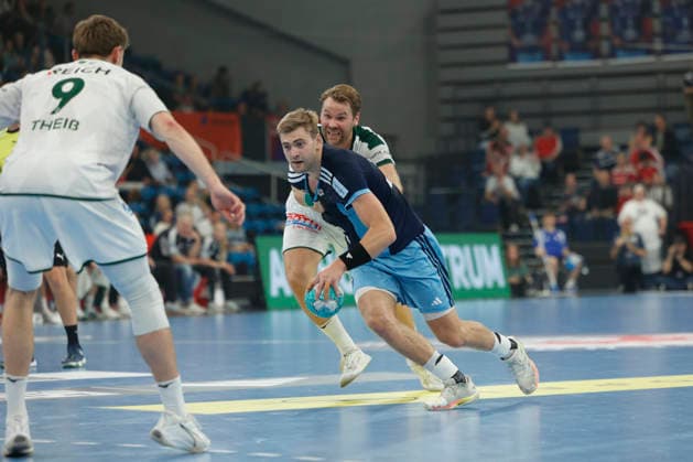 Handball 1. Opel Bundesliga 2026 2027 - Handball Club Hamburg (HCH) vs. HSG Wetzlar Oliver Norlyk (Hamburg) im Zweikampf mit Petter Oeverby (Wetzlar, hinten) . Sporthalle Hamburg Hamburg Foto: Frank Schoof