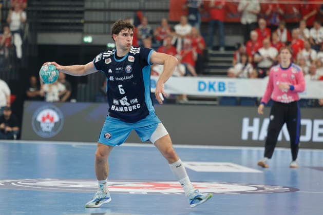 Handball 1. Opel Bundesliga 2026 2027 - Handball Club Hamburg (HCH) vs. HSG Wetzlar Elias Kofler (Hamburg) mit Ball, Freisteller . Sporthalle Hamburg Hamburg Foto: Frank Schoof