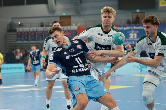 Handball 1. Opel Bundesliga 2026 2027 - Handball Club Hamburg (HCH) vs. HSG Wetzlar Nicolaj Joergensen Jorgensen (Hamburg) im Zweikampf mit Tristan Kirschner (Wetzlar) und Niklas Theiss (Wetzlar) . Sporthalle Hamburg Hamburg Foto: Frank Schoof