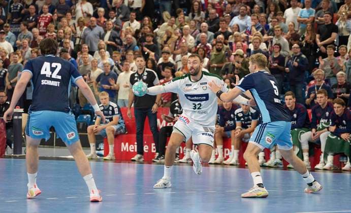 Foto : Nikolaj LAESO (Wetzlar) gegen Oliver NORLYK ( rechts , Hamburg ) Handball Herren 1. Bundesliga 6. Spieltag am So. 27.09.2026 HCH Hamburg - HSG Wetzlar