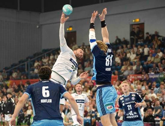 Foto : Torwurf von ... Nikolaj LAESO (Wetzlar) gegen Martin HOVDE ( Hamburg ) Handball Herren 1. Bundesliga 6. Spieltag am So. 27.09.2026 HCH Hamburg - HSG Wetzlar