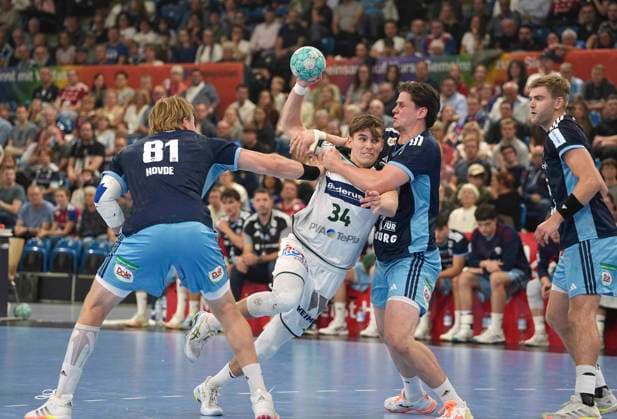 Foto : Torwurf von .... Paul Kompenhans (Wetzlar) gegen Jan-Christian Schmidt ( rechts , Hamburg ) und Martin HOVDE Handball Herren 1. Bundesliga 6. Spieltag am So. 27.09.2026 HCH Hamburg - HSG Wetzlar