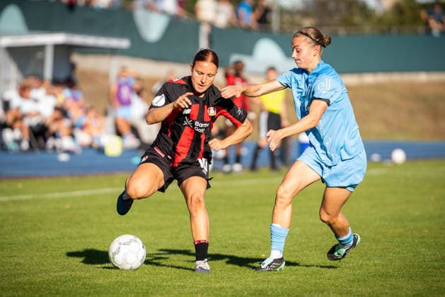 DFB-Pokal: FC Viktoria Berlin vs. Bayer 04 Leverkusen; Berlin, 27.09.2026 DFB-Pokal Frauen: Estrella MERINO GONZALEZ (Bayer 04 Leverkusen 10) im Duell mit Trinity KUENZEL (Viktoria Berlin 13) während dem Spiel FC Viktoria Berlin vs. Bayer 04 Leverkusen im Stadion Lichterfelde am September 27, 2026 in Berlin, Deutschland. Copyright: xBEAUTIFULxSPORTS Kuehnx