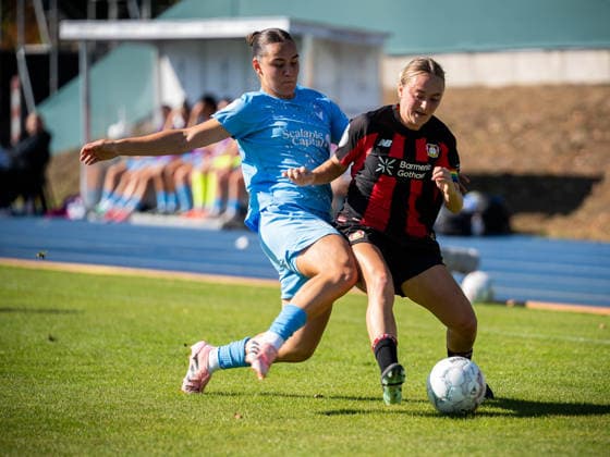 DFB-Pokal: FC Viktoria Berlin vs. Bayer 04 Leverkusen; Berlin, 27.09.2026 DFB-Pokal Frauen: Sofie ZDEBEL (Bayer 04 Leverkusen 16) im Zweikampf mit Leyila AYDIN (Viktoria Berlin 47) während dem Spiel FC Viktoria Berlin vs. Bayer 04 Leverkusen im Stadion Lichterfelde am September 27, 2026 in Berlin, Deutschland. Copyright: xBEAUTIFULxSPORTS Kuehnx