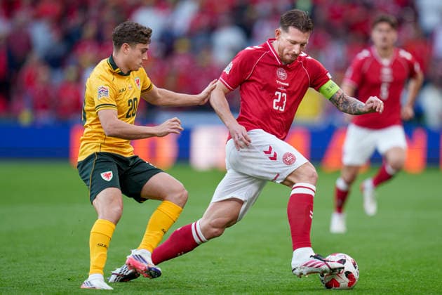 Nations League: Denmark - Wales Denmark s Pierre-Emile Hoejbjerg and Wales Daniel James during the Nations League match between Denmark and Wales at Parken, Sunday, September 27, 2026. (Photo: Liselotte Sabroe Ritzau Scanpix) , Copenhagen Denmark Copyright: Ritzau Scanpix LiselottexSabroex spdk20260927-185409-L