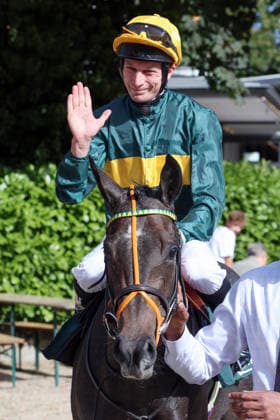 27.09.2026, Koeln, Nordrhein-Westfalen, GER - Martinet mit Luke Morris nach dem Sieg im Winterkoenigin-Trial. Galopprennbahn Koeln-Weidenpesch. (Pferd, Jockey, Martinet, Morris, Sieg) 260927S879KOELN