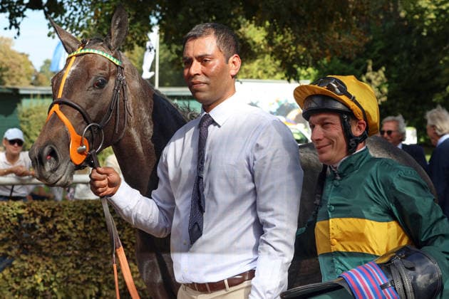 27.09.2026, Koeln, Nordrhein-Westfalen, GER - Martinet mit Luke Morris nach dem Sieg im Winterkoenigin-Trial. Galopprennbahn Koeln-Weidenpesch. (Pferd, Jockey, Martinet, Morris, Sieg) 260927S880KOELN