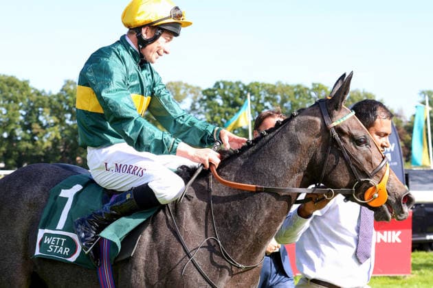 27.09.2026, Koeln, Nordrhein-Westfalen, GER - Martinet mit Luke Morris nach dem Sieg im Winterkoenigin-Trial. Galopprennbahn Koeln-Weidenpesch. (Pferd, Jockey, Martinet, Morris, Sieg) 260927S878KOELN