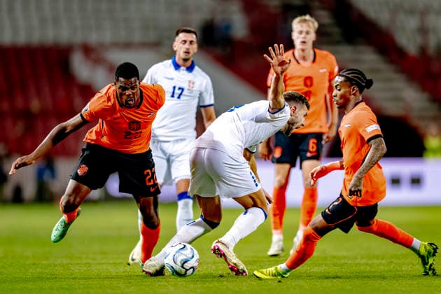BELGRADO - Nederland defender Denzel Dumfries, ServiÃ« defender Strahinja PavloviÄ‡, Nederland forward Crysencio Summerville during the UEFA Nations League match between Servie and Nederland at Rajko Mitic Stadion on 27 September 2026 in Belgrado, Servie. (Photo by DeFodi Images) -
