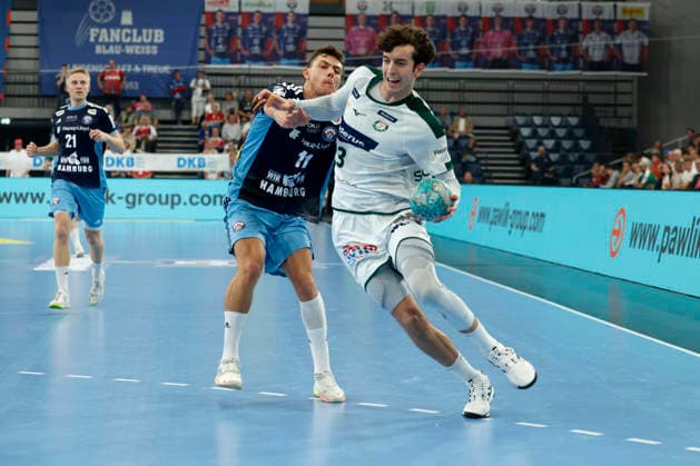 Handball 1. Opel Bundesliga 2026 2027 - Handball Club Hamburg (HCH) vs. HSG Wetzlar Marti Soler (Wetzlar) wird von Nicolaj Joergensen Jorgensen (Hamburg) unsanft gestoppt . Sporthalle Hamburg Hamburg Foto: Frank Schoof