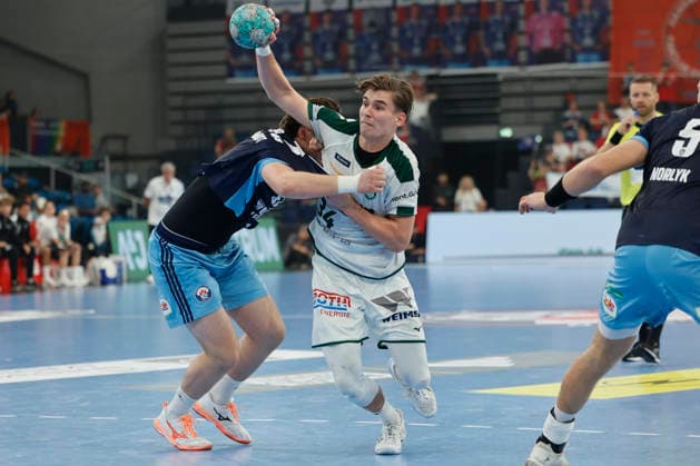 Handball 1. Opel Bundesliga 2026 2027 - Handball Club Hamburg (HCH) vs. HSG Wetzlar Paul Kompenhans (Wetzlar) im Zweikampf mit Jan Christian Schmidt (Hamburg) . Sporthalle Hamburg Hamburg Foto: Frank Schoof