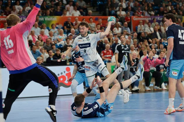 Handball 1. Opel Bundesliga 2026 2027 - Handball Club Hamburg (HCH) vs. HSG Wetzlar Niklas Theiss (Wetzlar) springt über Dominik Axmann (Hamburg) und wirft aufs Tor von Torwart Robin Paulsen Haug (Hamburg) . Sporthalle Hamburg Hamburg Foto: Frank Schoof