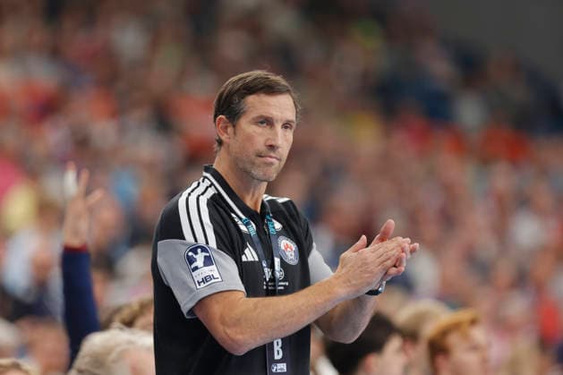 Handball 1. Opel Bundesliga 2026 2027 - Handball Club Hamburg (HCH) vs. HSG Wetzlar Trainer Torsten Jansen (Hamburg) reibt sich die Hände . Sporthalle Hamburg Hamburg Foto: Frank Schoof