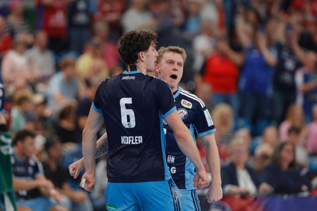 Handball 1. Opel Bundesliga 2026 2027 - Handball Club Hamburg (HCH) vs. HSG Wetzlar Noah Beyer (Hamburg) unf Elias Kofler (Hamburg) jubeln. Sporthalle Hamburg Hamburg Foto: Frank Schoof