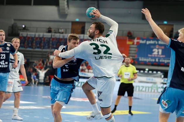 Handball 1. Opel Bundesliga 2026 2027 - Handball Club Hamburg (HCH) vs. HSG Wetzlar Nikolaj Laesoe (Wetzlar) wird von Oliver Norlyk (Hamburg) gedehnt . Sporthalle Hamburg Hamburg Foto: Frank Schoof