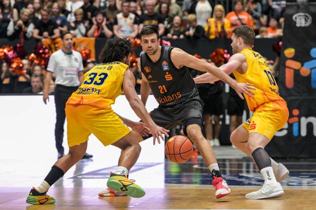 easyCredit Basketball Bundesliga, 3. Spieltag, Niners Chemnitz - Phoenix Hagen 27.09,2026 ab 16.30 Uhr Chemnitz, Chemnitz Arena Im Foto: 33 Trenton Gibson, 21 Mateo Seric, 10 Fabian Bleck easyCredit Basketball Bundesliga, 3. Spieltag, Niners Chemnitz - Phoenix Hagen Chemnitz Sachsen Deutschland Copyright: xEHLxMedia MichelxKöhlerx 20262709-Niners-Chemnitz-Phoenix-Hagen_114