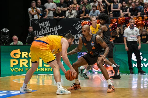 easyCredit Basketball Bundesliga, 3. Spieltag, Niners Chemnitz - Phoenix Hagen 27.09,2026 ab 16.30 Uhr Chemnitz, Chemnitz Arena Im Foto: 21 Tim Uhlemann, 17 Darion Atkins easyCredit Basketball Bundesliga, 3. Spieltag, Niners Chemnitz - Phoenix Hagen Chemnitz Sachsen Deutschland Copyright: xEHLxMedia MichelxKöhlerx 20262709-Niners-Chemnitz-Phoenix-Hagen_120