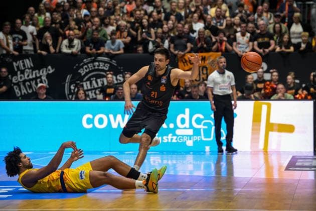 easyCredit Basketball Bundesliga, 3. Spieltag, Niners Chemnitz - Phoenix Hagen 27.09,2026 ab 16.30 Uhr Chemnitz, Chemnitz Arena Im Foto: 33 Trenton Gibson, 21 Mateo Seric easyCredit Basketball Bundesliga, 3. Spieltag, Niners Chemnitz - Phoenix Hagen Chemnitz Sachsen Deutschland Copyright: xEHLxMedia MichelxKöhlerx 20262709-Niners-Chemnitz-Phoenix-Hagen_128