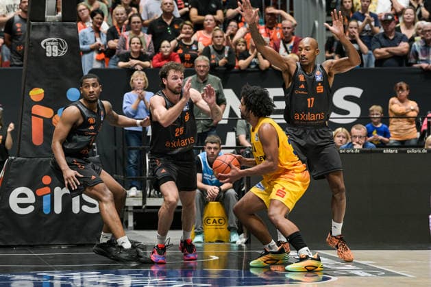 easyCredit Basketball Bundesliga, 3. Spieltag, Niners Chemnitz - Phoenix Hagen 27.09,2026 ab 16.30 Uhr Chemnitz, Chemnitz Arena Im Foto: 01 Phlandrous Fleming JR, 25 Ben Burnham, 33 Trenton Gibson,17 Darion Atkins easyCredit Basketball Bundesliga, 3. Spieltag, Niners Chemnitz - Phoenix Hagen Chemnitz Sachsen Deutschland Copyright: xEHLxMedia MichelxKöhlerx 20262709-Niners-Chemnitz-Phoenix-Hagen_155