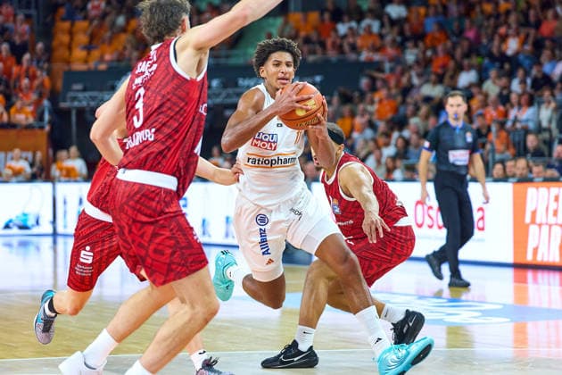 Leo Saffer (Wuerzburg Baskets, 03), Meissa Faye (ratiopharm ulm, 11), Max Jones (Wuerzburg Baskets, 02) GER, Ratiopharm Ulm vs. Wuerzburg Baskets, Basketball, 1. Bundesliga, 3. Spieltag, Spielzeit 2026 2027, 27.09.2026 GER, Ratiopharm Ulm vs. Wuerzburg Baskets, Basketball, 1. Bundesliga, 3. Spieltag, Spielzeit 2026 2027, 27.09.2026 Neu-Ulm Copyright: xEibner-Pressefoto GeraldxOelze-dexStoppanyx EP_ODS