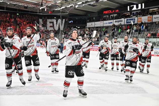 Penny DEL; Augsburger Panther - Kölner Haie, 27.09.2026 AUGSBURG, GERMANY; 27. SEPTEMBER: die Spieler der Haie feiern zusammen mit den Fans den Sieg in Augsburg nach dem Match der Penny DEL zwischen den Augsburger Panthern und den Kölner Haien am 4. Spieltag im Curt Frenzel Stadion - Gregor MACLEOD (Kölner Haie 89) Copyright: xBEAUTIFULxSPORTS Goldbergx