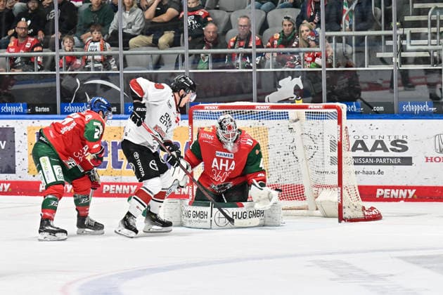 Penny DEL; Augsburger Panther - Kölner Haie, 27.09.2026 AUGSBURG, GERMANY; 27. SEPTEMBER: Gregor MACLEOD (Kölner Haie 89) scheitert in dieser Szene an Peyton JONES (Augsburger Panther 41) während dem Match der Penny DEL zwischen den Augsburger Panthern und den Kölner Haien am 4. Spieltag im Curt Frenzel Stadion Copyright: xBEAUTIFULxSPORTS Goldbergx
