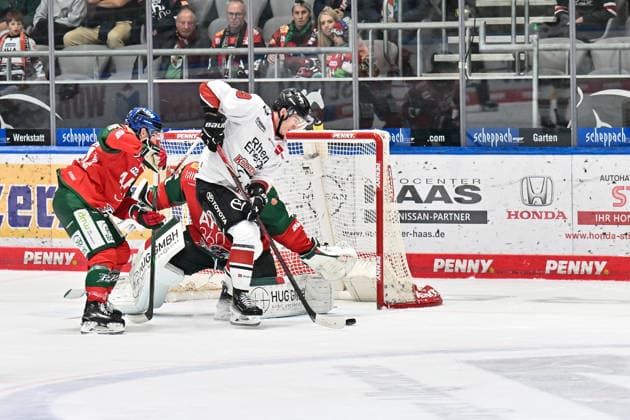 Penny DEL; Augsburger Panther - Kölner Haie, 27.09.2026 AUGSBURG, GERMANY; 27. SEPTEMBER: Gregor MACLEOD (Kölner Haie 89) scheitert in dieser Szene an Peyton JONES (Augsburger Panther 41) während dem Match der Penny DEL zwischen den Augsburger Panthern und den Kölner Haien am 4. Spieltag im Curt Frenzel Stadion Copyright: xBEAUTIFULxSPORTS Goldbergx