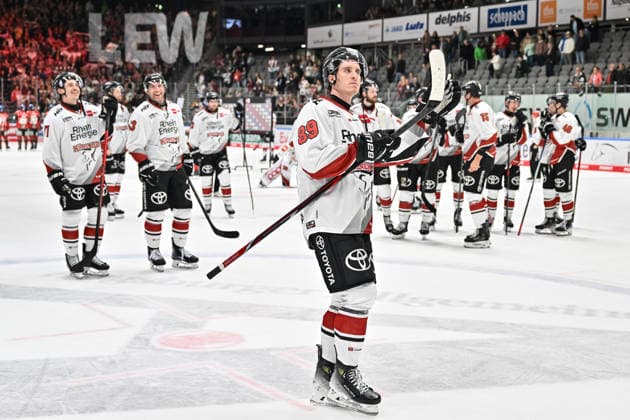 Penny DEL; Augsburger Panther - Kölner Haie, 27.09.2026 AUGSBURG, GERMANY; 27. SEPTEMBER: die Spieler der Haie feiern zusammen mit den Fans den Sieg in Augsburg nach dem Match der Penny DEL zwischen den Augsburger Panthern und den Kölner Haien am 4. Spieltag im Curt Frenzel Stadion - Gregor MACLEOD (Kölner Haie 89) Copyright: xBEAUTIFULxSPORTS Goldbergx