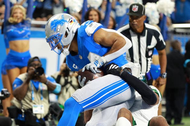 New York Jets vs Detroit Lions DETROIT,MICHIGAN-SEPTEMBER 27: Wide receiver Amon-Ra St. Brown 14 of the Detroit Lions catches a pass for a touchdown while guarded by cornerback Azareye h Thomas 1 of the New York Jets during the first half of an NFL, American Football Herren, USA football game between the New York Jets and the Detroit Lions in Detroit, Michigan USA, on Sunday, September 27, 2026 Detroit Michigan United States  Copyright: xJorgexLemusx originalFilename:lemus-newyorkj260927_np3DM.jpg
