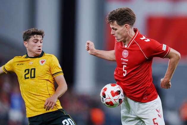 Nations League: Denmark - Wales Denmark s Joakim Maehle and Wales Daniel James during the Nations League match between Denmark and Wales at Parken, Sunday, September 27, 2026. (Photo: Liselotte Sabroe Ritzau Scanpix) , Copenhagen Denmark Copyright: Ritzau Scanpix LiselottexSabroex spdk20260927-202539-L