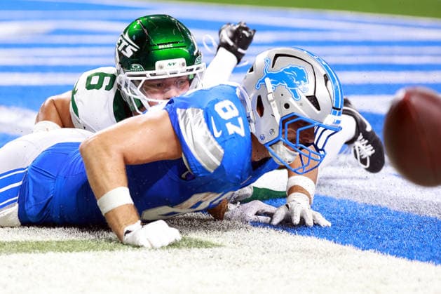 New York Jets vs Detroit Lions DETROIT,MICHIGAN-SEPTEMBER 27: Tight end Sam LaPorta (87) of the Detroit Lions misses the catch in the endzone under the pressure of safety Dane Belton (6) of the New York Jets during an NFL, American Football Herren, USA football game between the New York Jets and the Detroit Lions in Detroit, Michigan USA, on Sunday, September 27, 2026 Detroit Michigan United States  Copyright: xAmyxLemusx originalFilename:lemus-newyorkj260927_npyqs.jpg